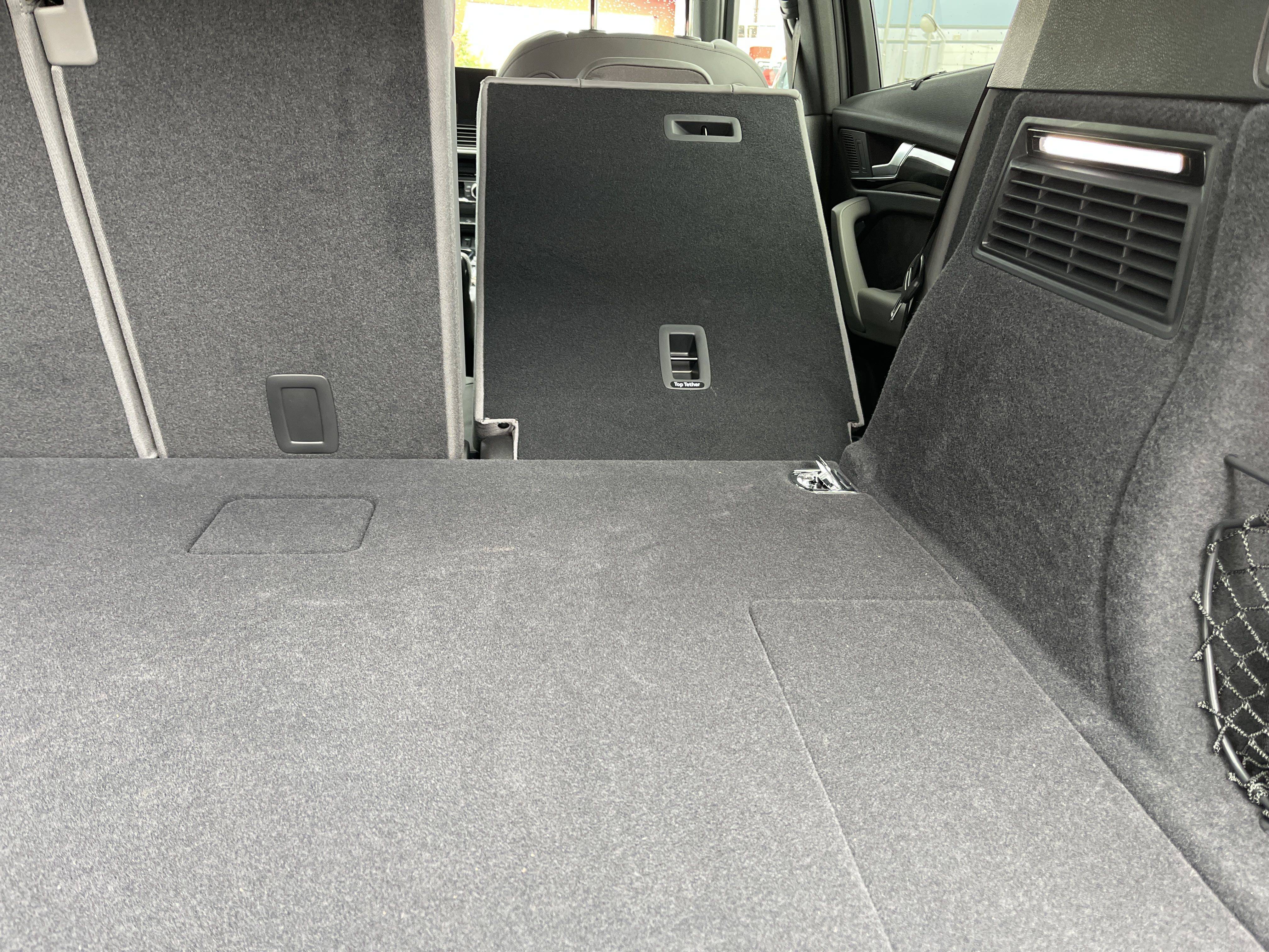 Folding rear bench